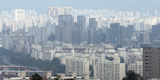 서울 남산에서 바라본 서울 강남구 일대 아파트 단지 모습. <연합뉴스>